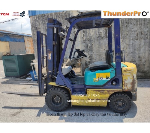 Thay lốp đặc Thunderpro 650-10, 500-8 cho xe nâng 1.5 tấn Komatsu FG15T-16 tại kho điện tử điện lạnh Ngọc Hồi, Thanh Trì, Hà Nội