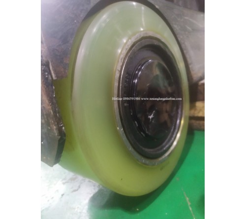 Thay bánh PU xe nâng điện đứng lái Toyota 2.5 tấn 8FBR25 tại nhà máy Nhựa tại Hải Dương