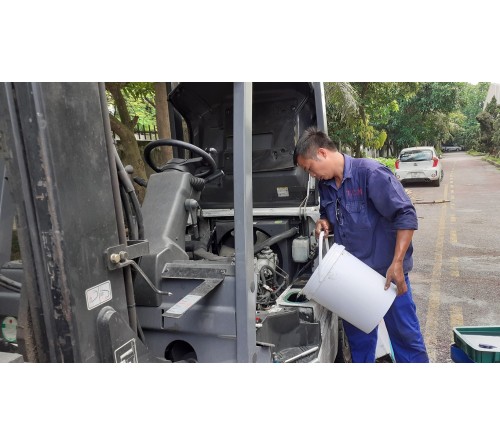 Sục rửa bình dầu diesel xe nâng kẹp giấy 3.5 tấn