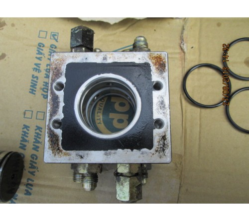 Sửa Chữa Bộ Van Chia Thủy Lực Bị Chảy Dầu Của Xe Nâng Hyundai 25D-7 động cơ Kubota V3300