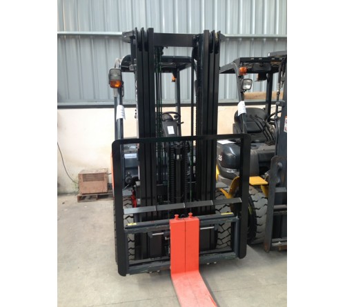 Xe nâng Toyota 2.5 tấn. Model 62-8FD25. Mới 100%. Đời 2012