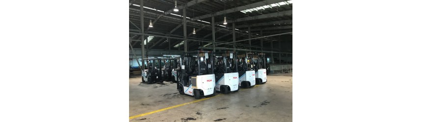 Hình ảnh bàn giao lô xe nâng điện 1.5 tấn ngồi lái và xe nâng dầu 3 tấn tháng 10/2017