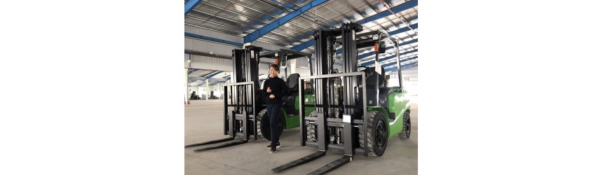 Xe nâng 3 tấn TCM FD30T3Z chui công, dịch giá tại nhà máy khách hàng T1/2019