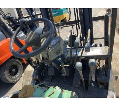 Xe nâng Komatsu 2.5 tấn 5 mét gật gù lốp kép số sàn FD25-11 máy 4D95