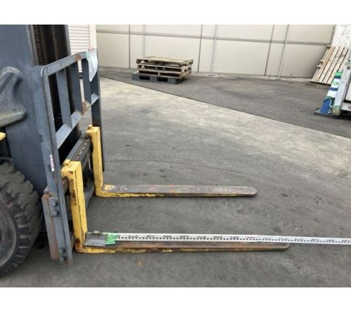 Xe nâng Nhật bãi 2.5 tấn Komatsu FD25C-17, nâng cao 4 mét, dịch giá, số sàn, sản xuất tại Nhật Bản 11/2009