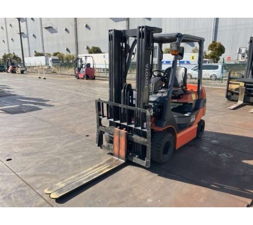 Xe nâng điện 2.5 tấn 4m5 chui công dịch giá Toyota 8FB25, bình 565Ah, sản xuất tại Nhật Bản năm 2021