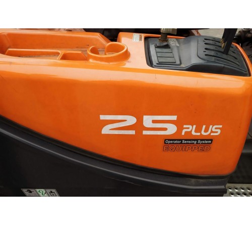 Xe nâng Doosan 2.5 tấn chui công dịch giá - Xe nâng cũ D25GP - 2017 - 528h hoạt động