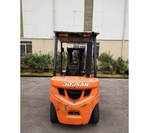 Xe nâng Doosan 2.5 tấn chui công dịch giá - Xe nâng cũ D25GP - 2017 - 528h hoạt động