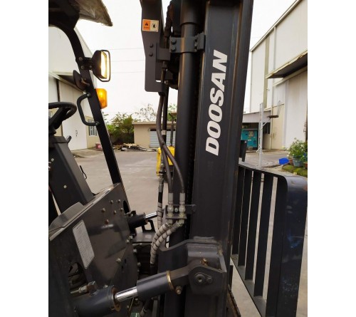 Xe nâng Doosan 2.5 tấn chui công dịch giá - Xe nâng cũ D25GP - 2017 - 528h hoạt động