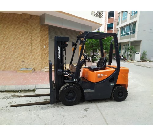 Xe nâng Doosan 2.5 tấn chui công dịch giá - Xe nâng cũ D25GP - 2017 - 528h hoạt động